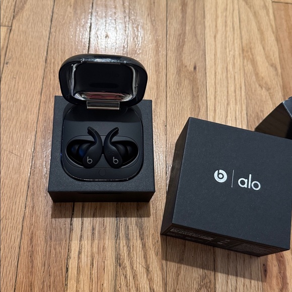 Alo Yoga X Beats Fit Pro Headphone - Picture 8 of 8